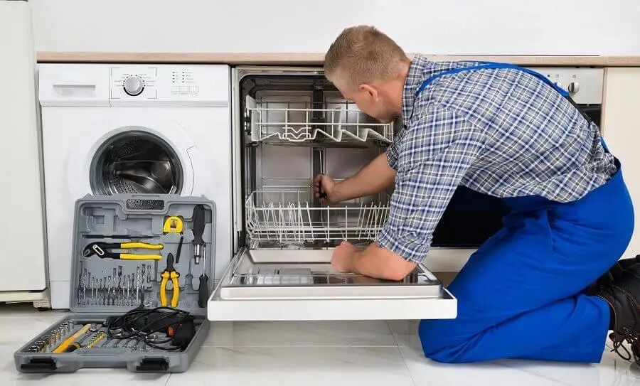 Söğütlü Airfel servisi teknisyen ekibi beyaz eşya tamiri yaparken